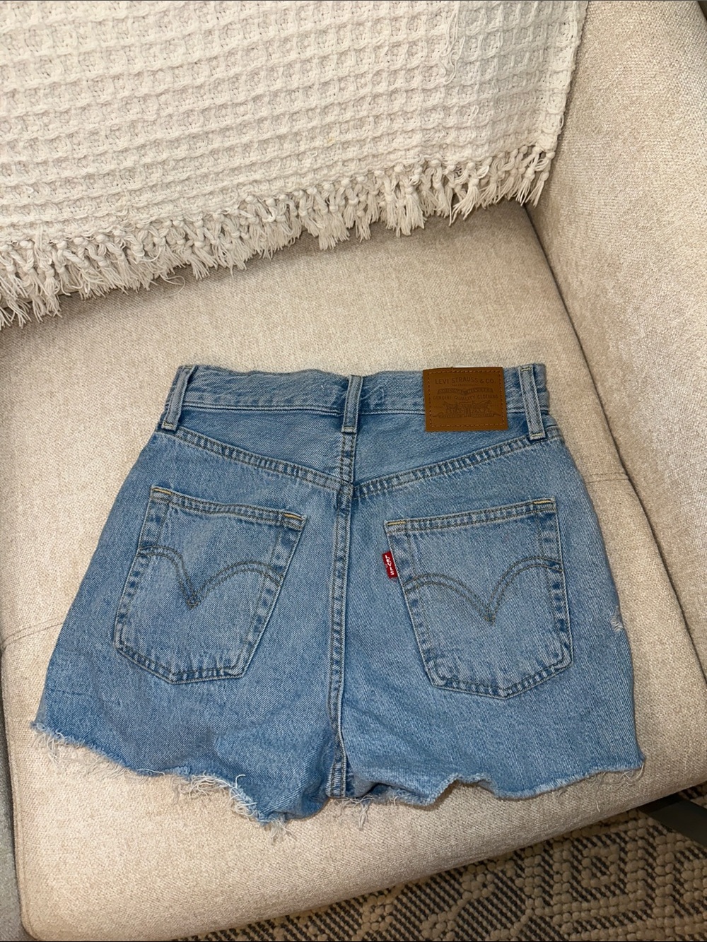 Levi’s Ribcage shorts size 25